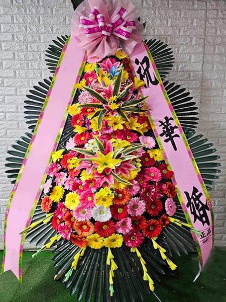 더베일리하우스 삼성점 팬클럽 회원들이 뜻을 모아 선물한 화사한 3단화환